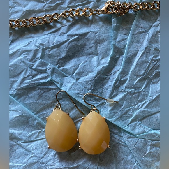 Yellowish tan and gold Charming Charlie’s necklace with matching earrings - Picture 2 of 2